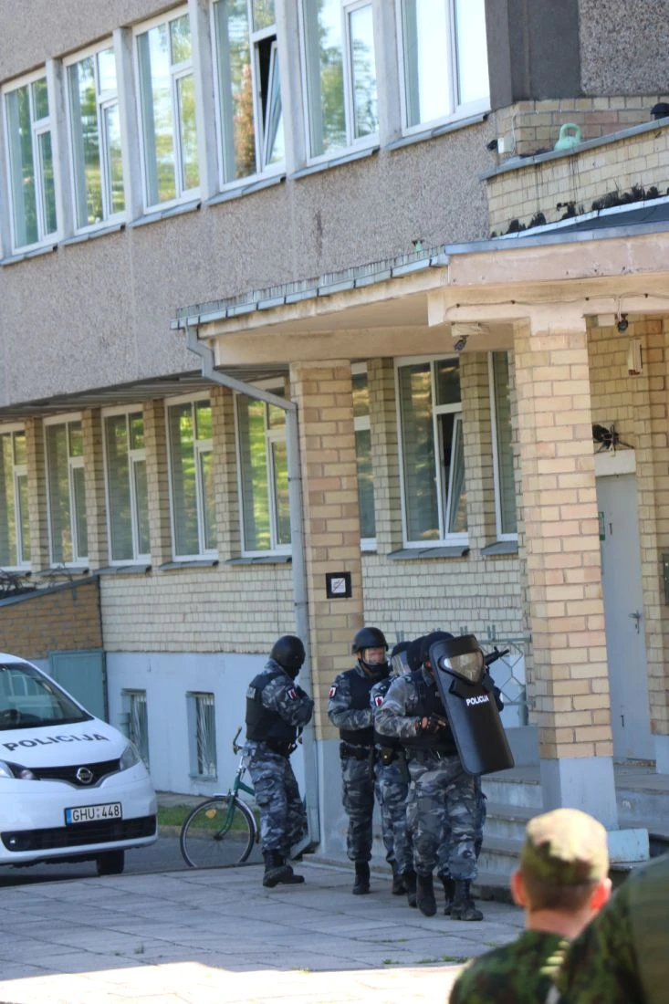Priešiškos jėgos įsiveržė į policijos pastatą
