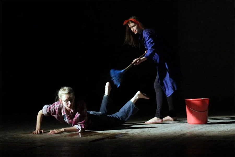 Teatras Jūsų nebelaukia. Teatras ateina pas Jus !