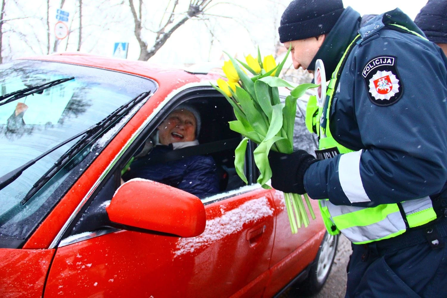 Policininkai sveikino moteris su Kovo 8-ąja!