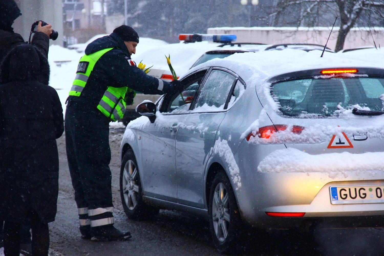 Policininkai sveikino moteris su Kovo 8-ąja!