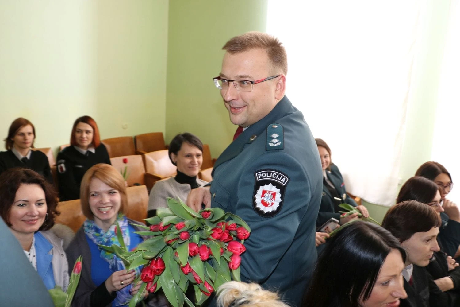 Policininkai sveikino moteris su Kovo 8-ąja!