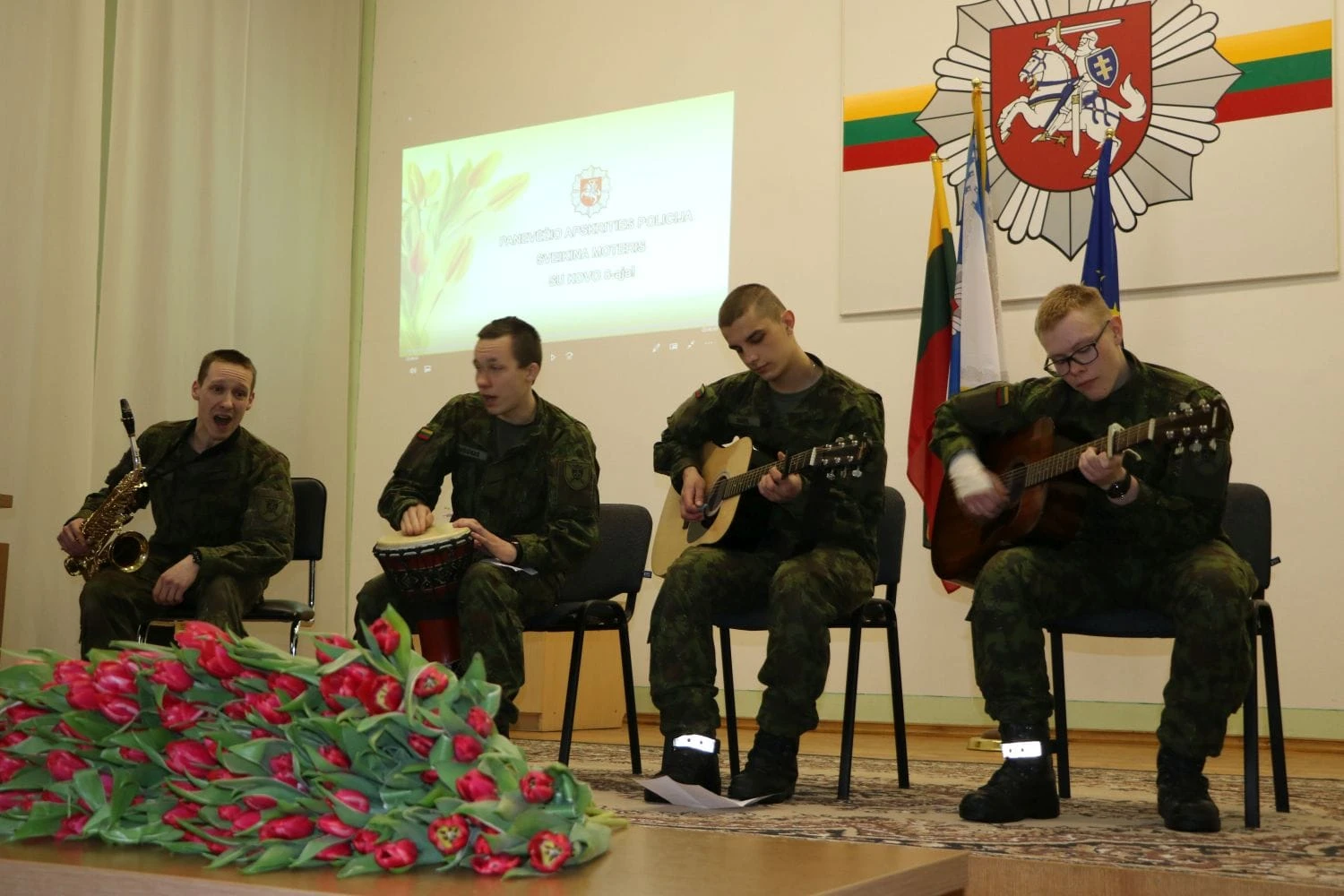 Policininkai sveikino moteris su Kovo 8-ąja!