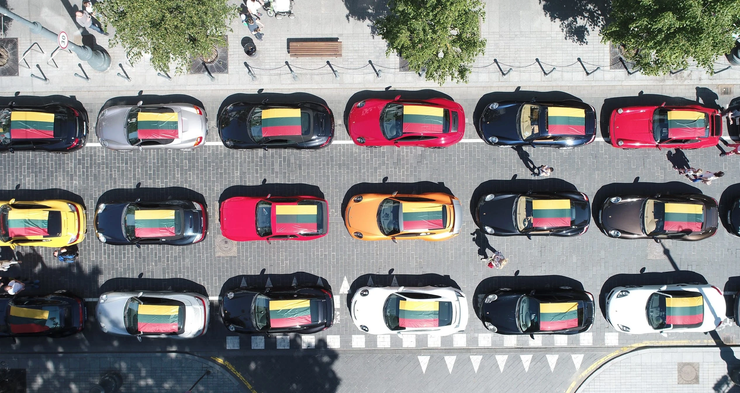 „Porsche“ gerbėjai Lietuvos šimtmetį pažymėjo ypatingai