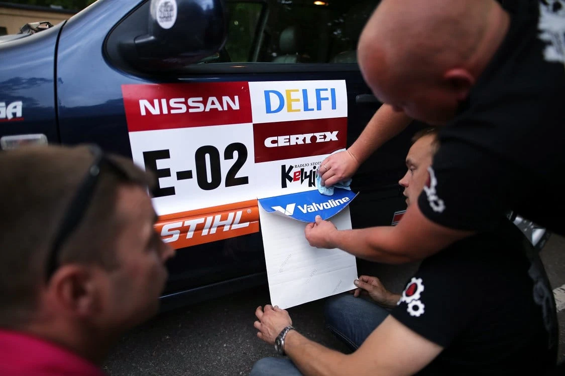 Motociklininkai bekelės varžybose atlieka dviejų žmonių darbą