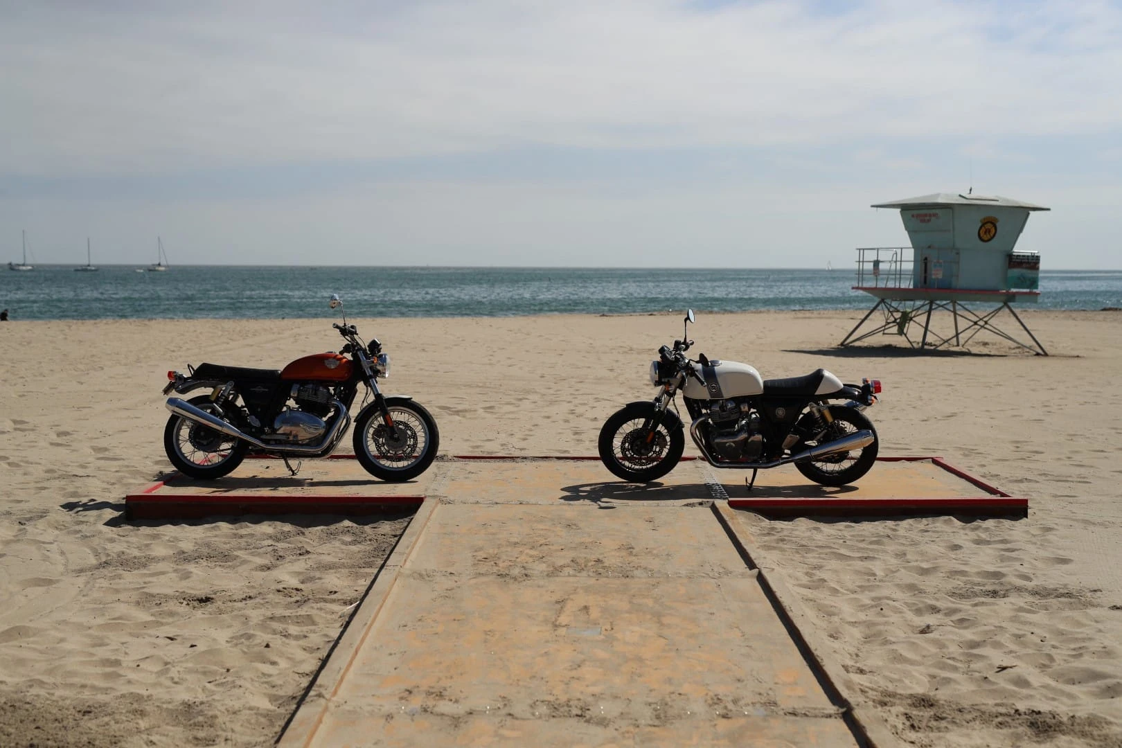 „Royal Enfield“ po 48 metų pertraukos sukūrė dviejų cilindrų motociklą