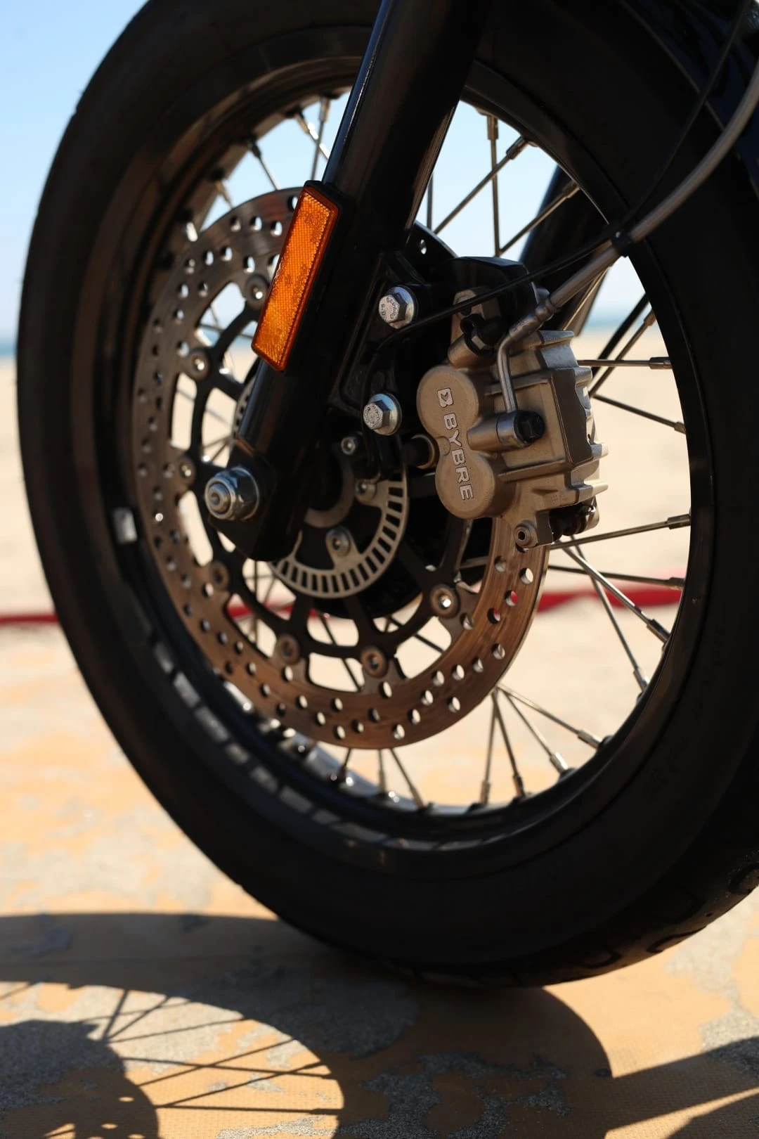 „Royal Enfield“ po 48 metų pertraukos sukūrė dviejų cilindrų motociklą