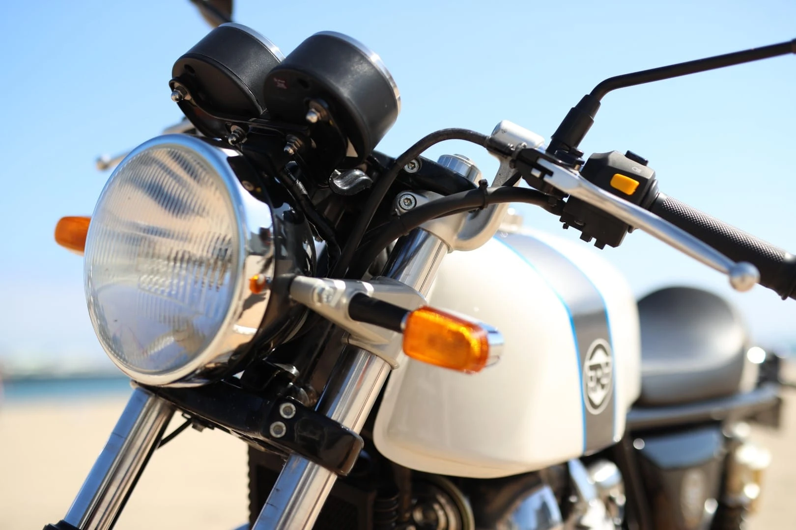 „Royal Enfield“ po 48 metų pertraukos sukūrė dviejų cilindrų motociklą