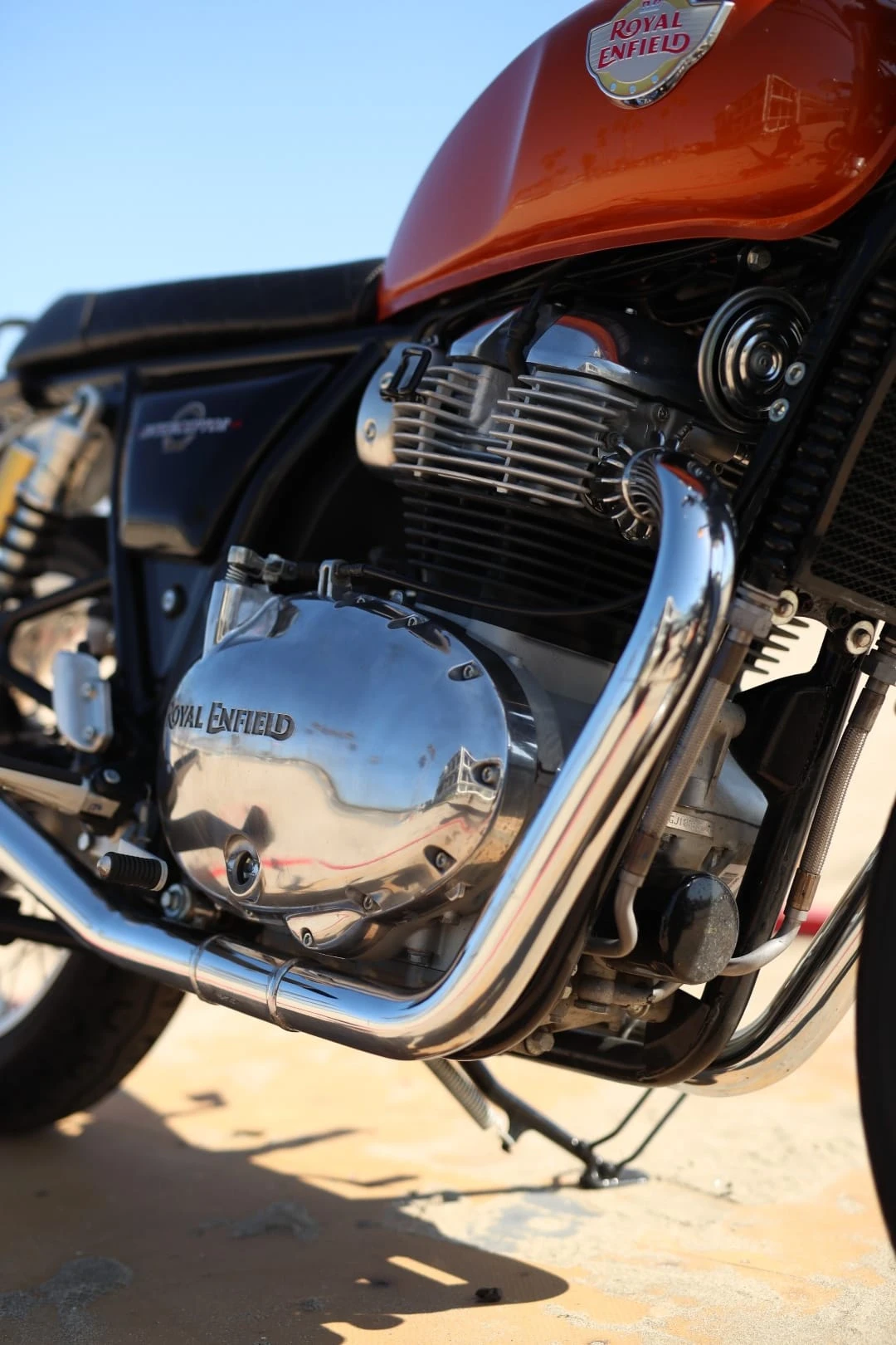 „Royal Enfield“ po 48 metų pertraukos sukūrė dviejų cilindrų motociklą