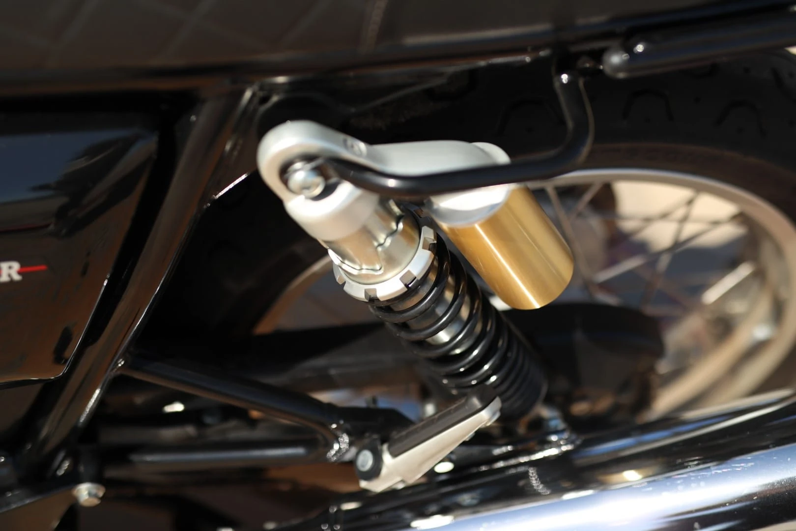 „Royal Enfield“ po 48 metų pertraukos sukūrė dviejų cilindrų motociklą