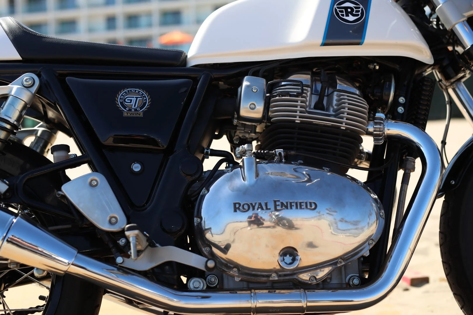 „Royal Enfield“ po 48 metų pertraukos sukūrė dviejų cilindrų motociklą