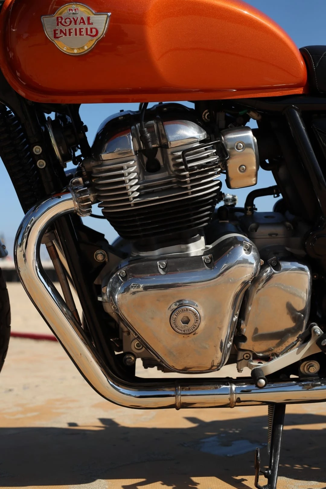 „Royal Enfield“ po 48 metų pertraukos sukūrė dviejų cilindrų motociklą