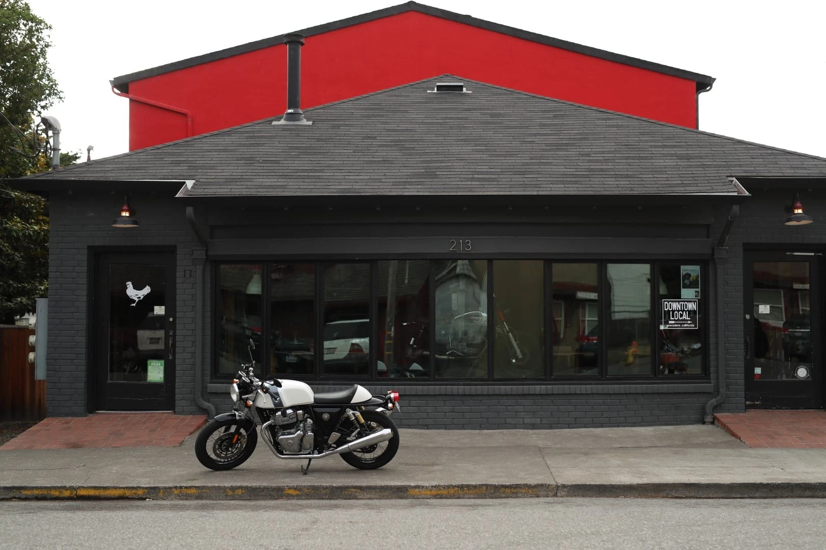 „Royal Enfield“ po 48 metų pertraukos sukūrė dviejų cilindrų motociklą