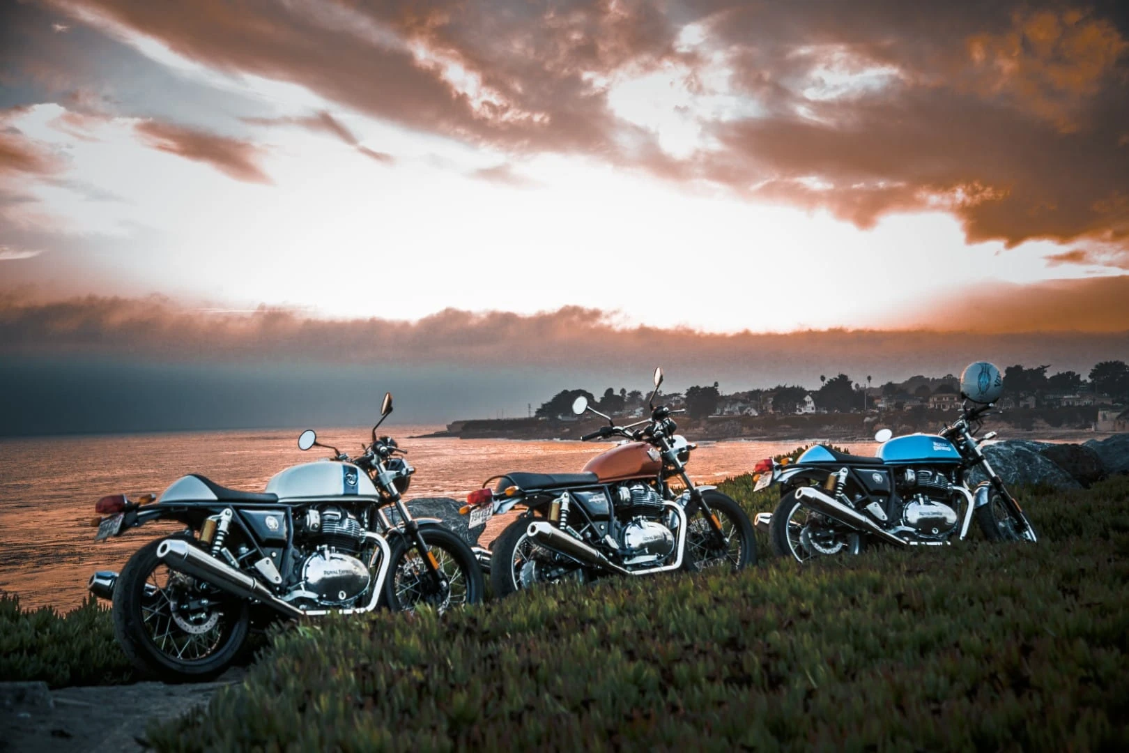 „Royal Enfield“ po 48 metų pertraukos sukūrė dviejų cilindrų motociklą