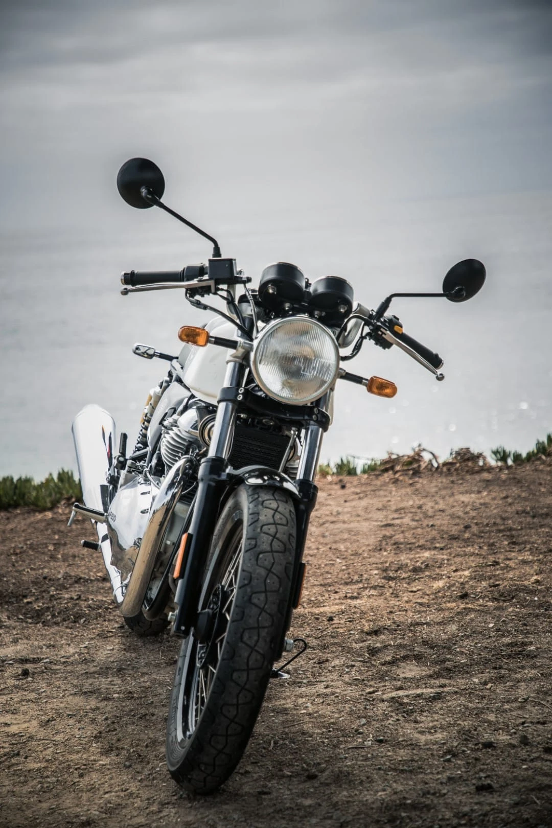 „Royal Enfield“ po 48 metų pertraukos sukūrė dviejų cilindrų motociklą