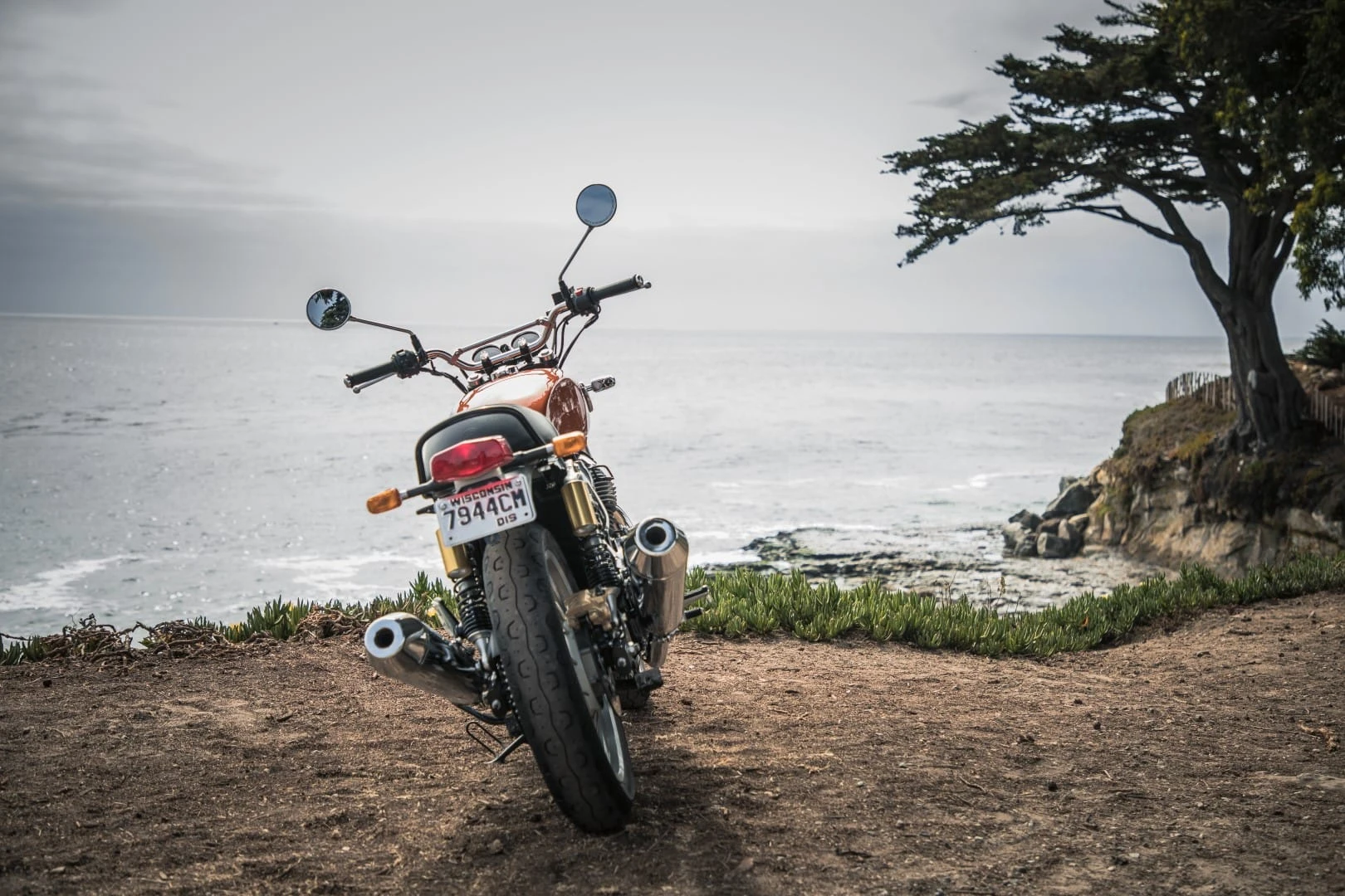 „Royal Enfield“ po 48 metų pertraukos sukūrė dviejų cilindrų motociklą