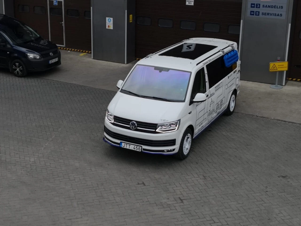 Dakaro raliui parengė mikroautobusą