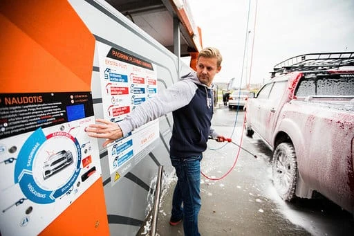 Dakaro ralyje tinka lietuviškas automobilio stiklų ploviklis