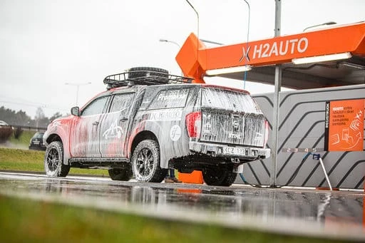 Dakaro ralyje tinka lietuviškas automobilio stiklų ploviklis