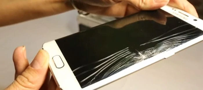 Šventinis išbandymas mobiliesiems telefonams: krenta į pusnis, skęsta kisieliuje ar dūžta nukritę ant ledo