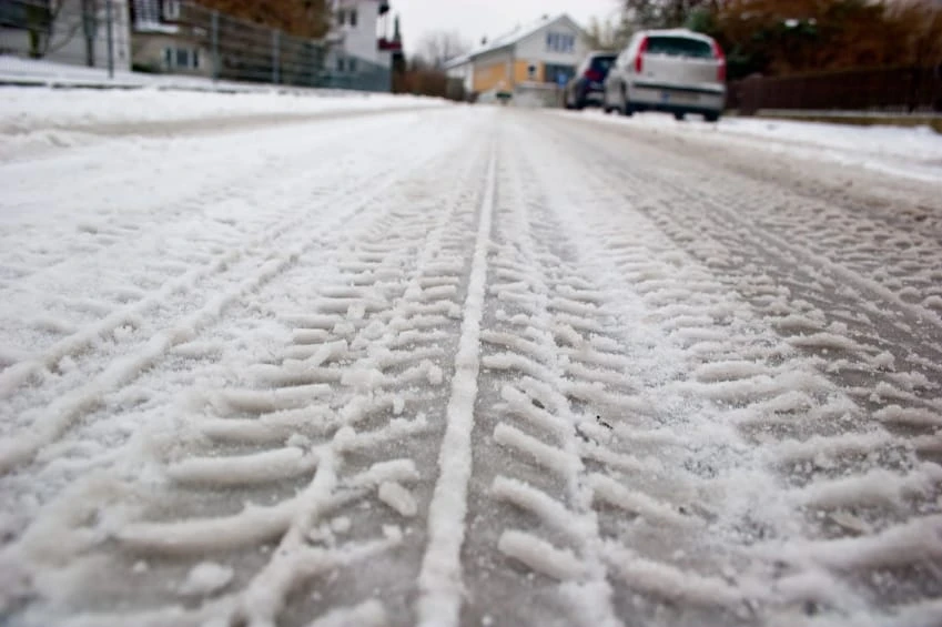 Pavojaus signalas: Lietuvos automobiliai maudosi druskoje