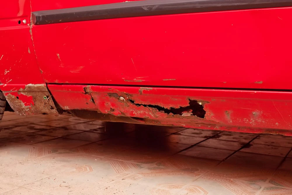 Rūdimis „pasidabinęs” automobilio korpusas – rimtų problemų ledkalnio viršūnė