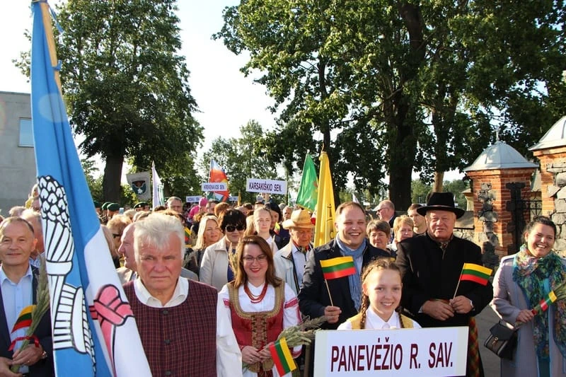Tautiška giesmė per pasaulį sklido ir nuo Upytės piliakalnio