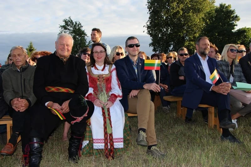 Tautiška giesmė per pasaulį sklido ir nuo Upytės piliakalnio
