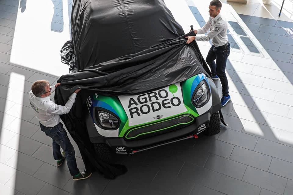 Vaidotas Žala su Sauliumi Jurgelėnu 2020 metų Dakare startuos „Mini“ automobiliu