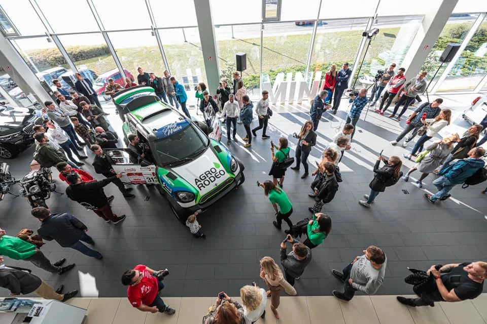 Vaidotas Žala su Sauliumi Jurgelėnu 2020 metų Dakare startuos „Mini“ automobiliu