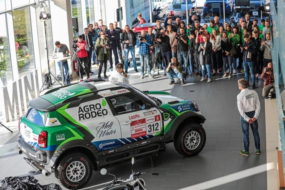 Vaidotas Žala su Sauliumi Jurgelėnu 2020 metų Dakare startuos „Mini“ automobiliu