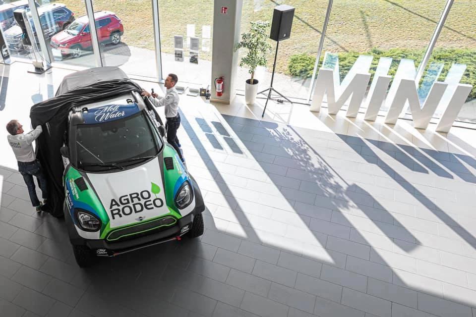 Vaidotas Žala su Sauliumi Jurgelėnu 2020 metų Dakare startuos „Mini“ automobiliu