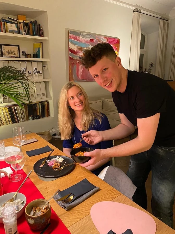 Lietuvoje Kalėdas sutikusią britų žvaigždę Lizzie Ball sužavėjo kisielius, silkė ir kūčiukai