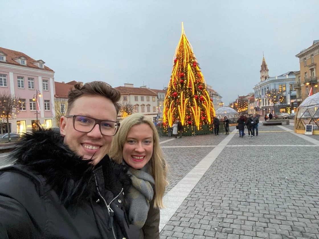 Lietuvoje Kalėdas sutikusią britų žvaigždę Lizzie Ball sužavėjo kisielius, silkė ir kūčiukai