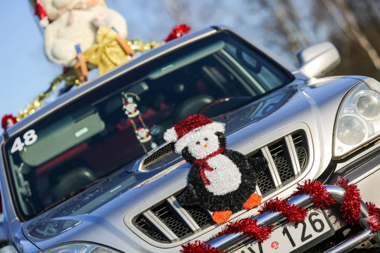 „Kalėdiniame ralyje“ – briedžiai, fėjos, nykštukai, spalvingi automobiliai ir panevėžiečiai ant nugalėtojų pakylos