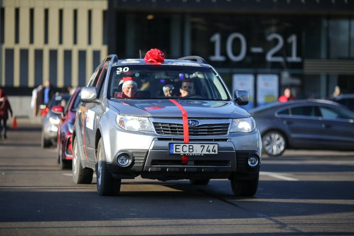 „Kalėdiniame ralyje“ – briedžiai, fėjos, nykštukai, spalvingi automobiliai ir panevėžiečiai ant nugalėtojų pakylos