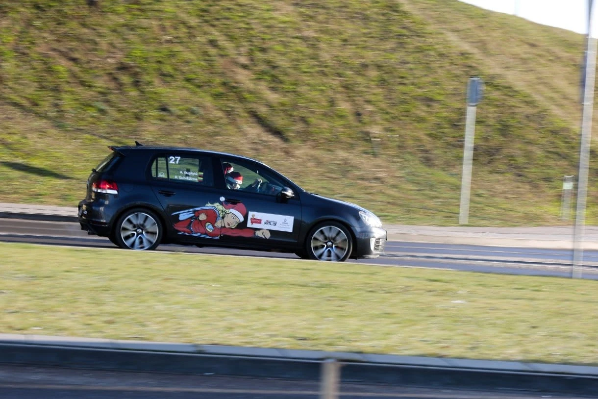 „Kalėdiniame ralyje“ – briedžiai, fėjos, nykštukai, spalvingi automobiliai ir panevėžiečiai ant nugalėtojų pakylos