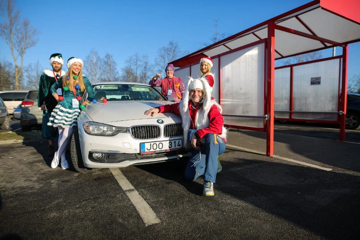 „Kalėdiniame ralyje“ – briedžiai, fėjos, nykštukai, spalvingi automobiliai ir panevėžiečiai ant nugalėtojų pakylos