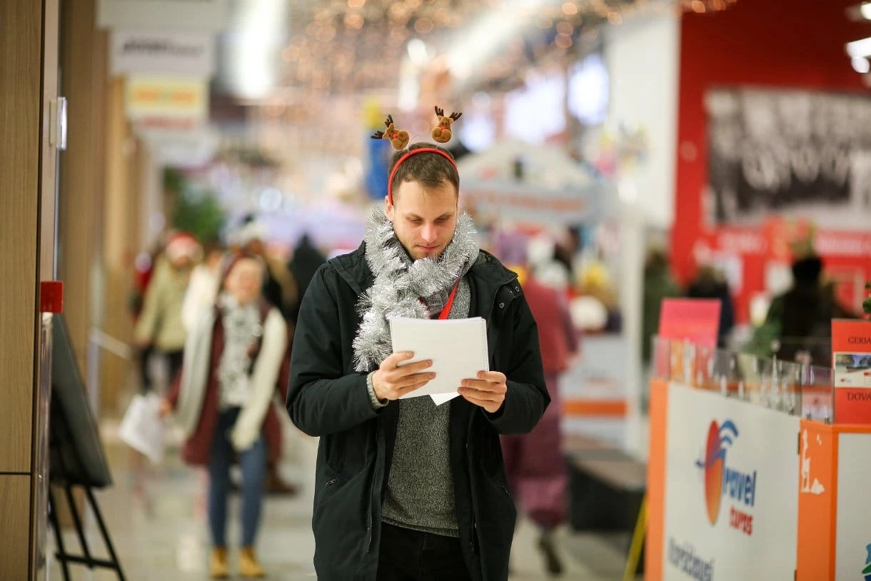 „Kalėdiniame ralyje“ – briedžiai, fėjos, nykštukai, spalvingi automobiliai ir panevėžiečiai ant nugalėtojų pakylos
