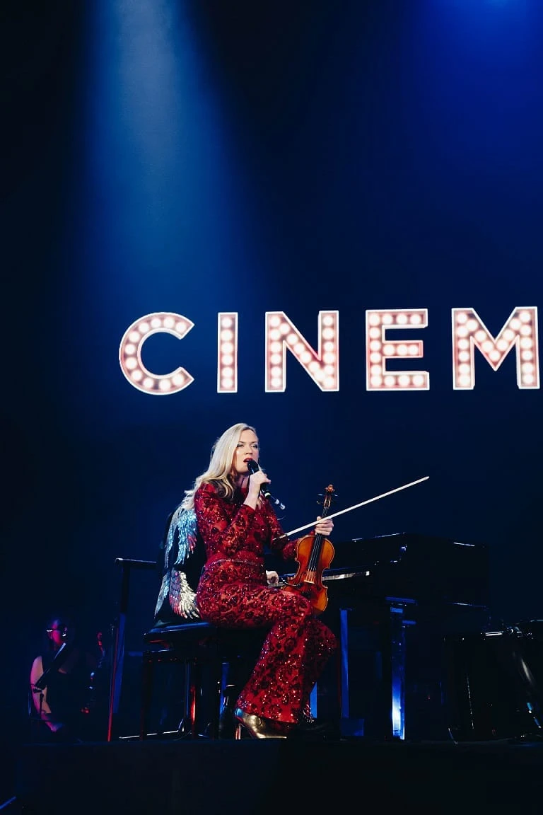 M. Levickio areninis turas „Cinema“ įsibėgėja: scenoje vokalinis duetas su Lizzie Ball, atgiję kino personažai ir kinematografiniai sprendimai