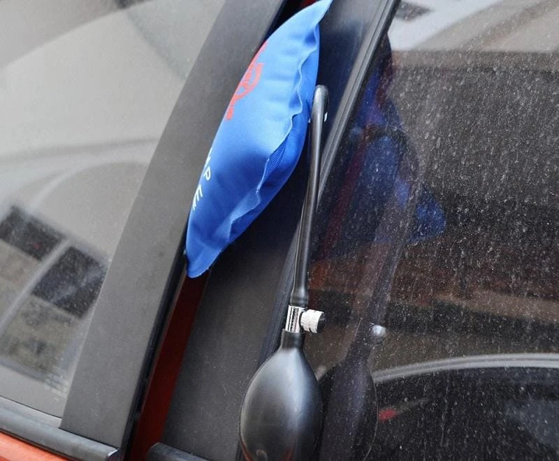 Avarinis automobilio atrakinimas. Kodėl jį verta patikėti specialistams?