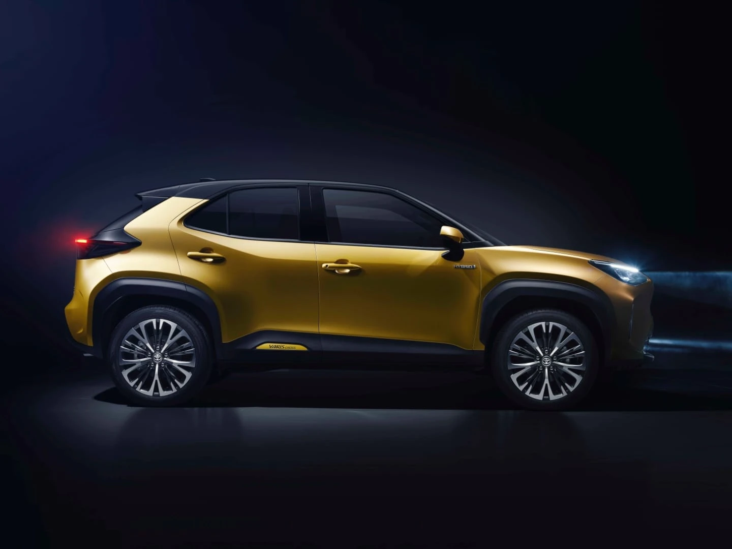 „Toyota“ pristato kompaktišką miesto visureigį „Yaris Cross“