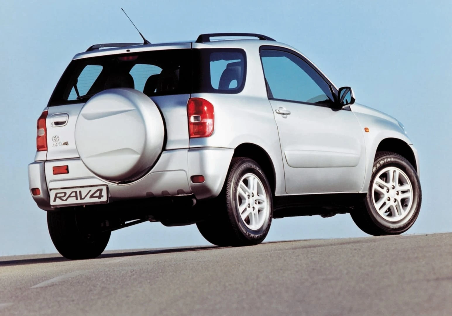Išskirtinė „Toyota RAV4“ istorija: penkios sėkmingiausio pasaulyje SUV kartos