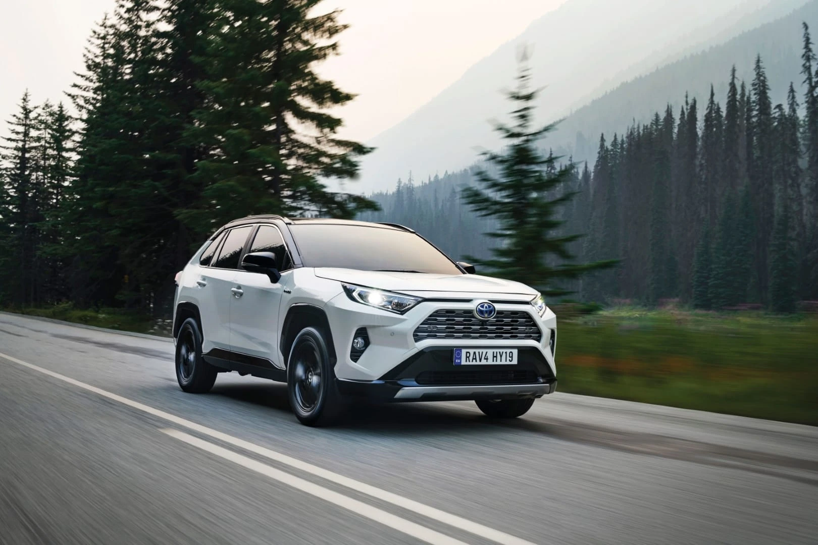 Išskirtinė „Toyota RAV4“ istorija: penkios sėkmingiausio pasaulyje SUV kartos