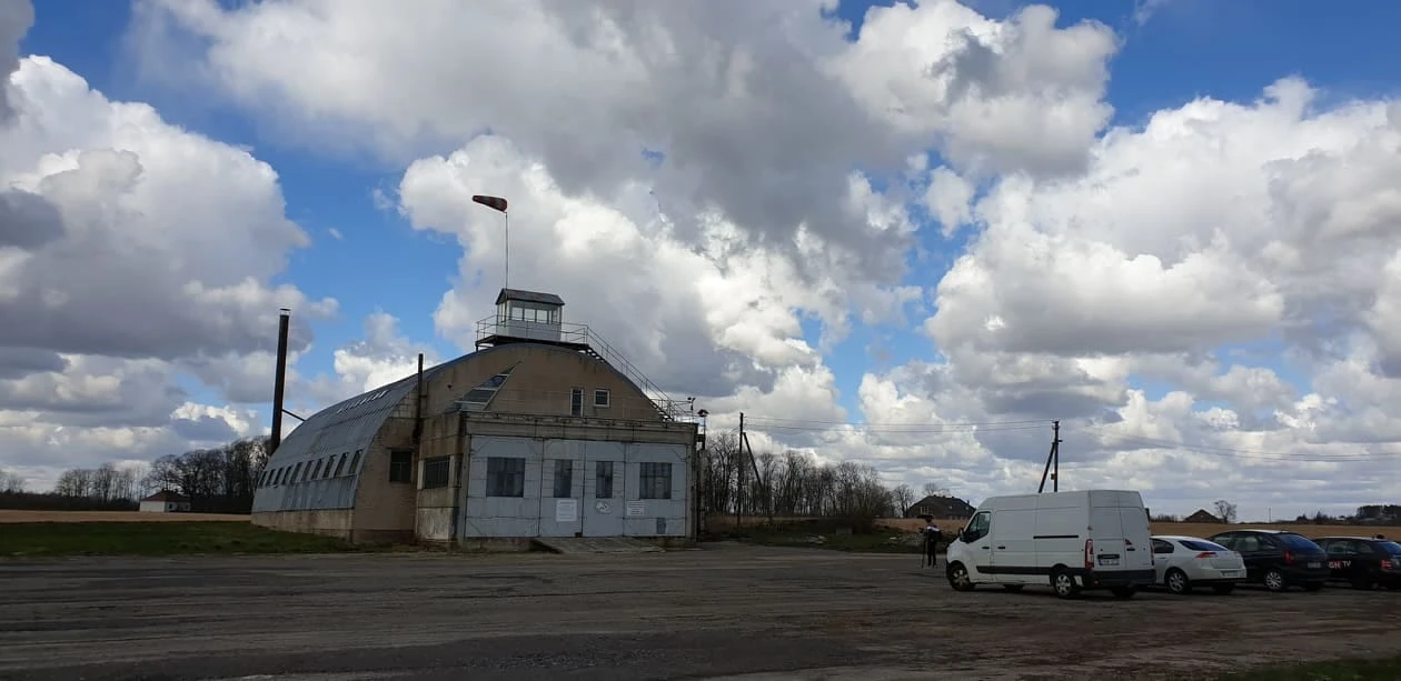 Bistrampolio dvaras: nuo drive-in mišių iki fly-in festivalių