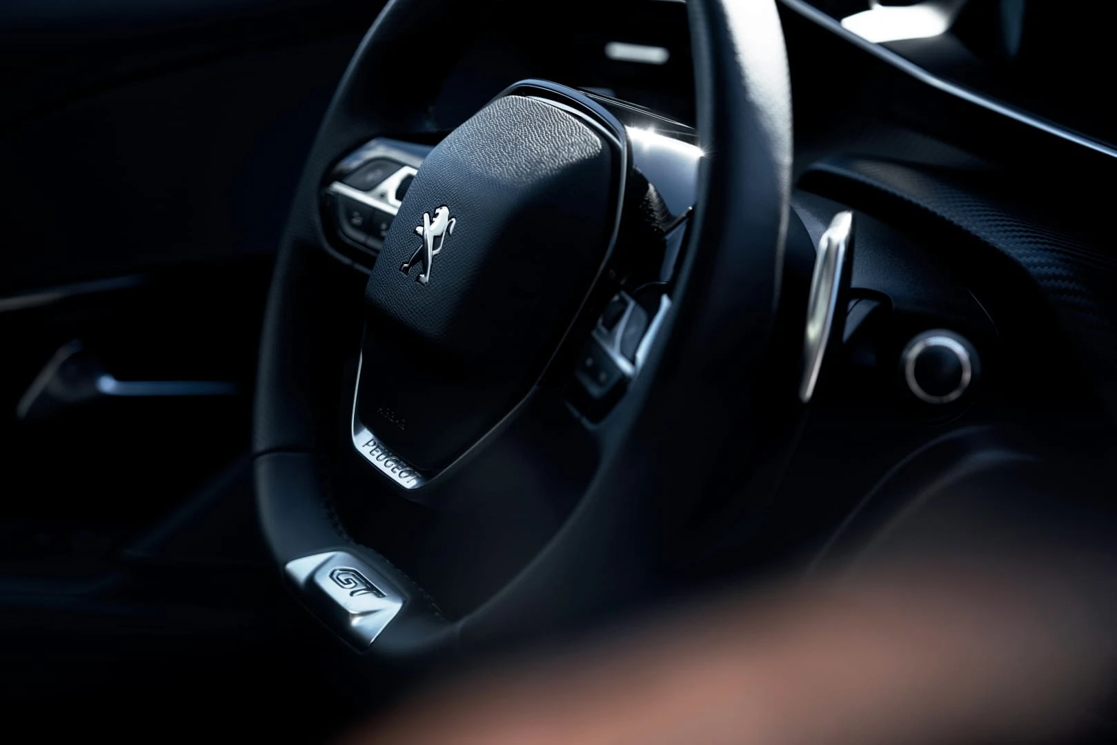 Automobilio valdymo evoliucija: nuo paprastos rankenos iki daugiafunkcinio vairo