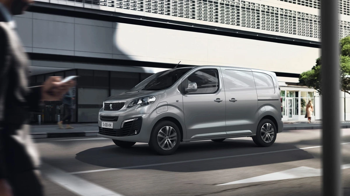 „Peugeot“ pristato elektrinį 330 km viena įkrova galintį nuvažiuoti „e-Expert“