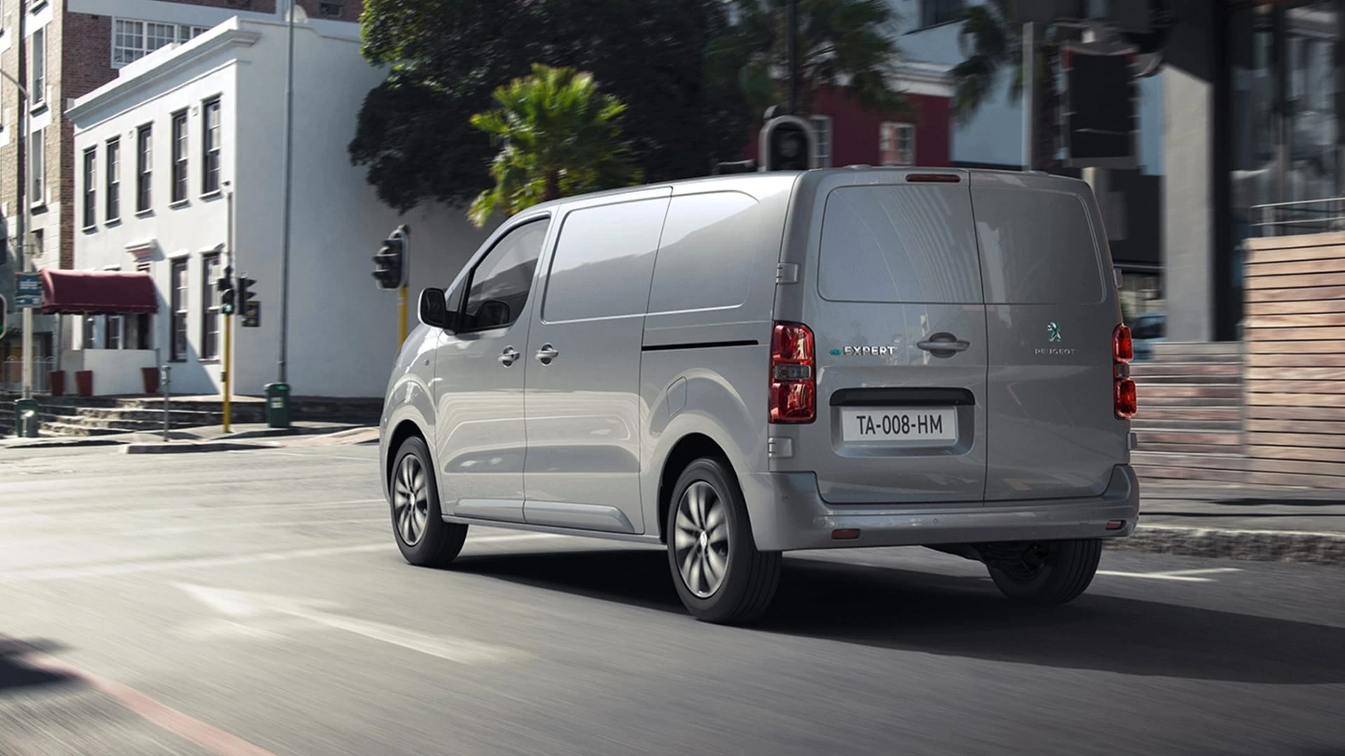 „Peugeot“ pristato elektrinį 330 km viena įkrova galintį nuvažiuoti „e-Expert“