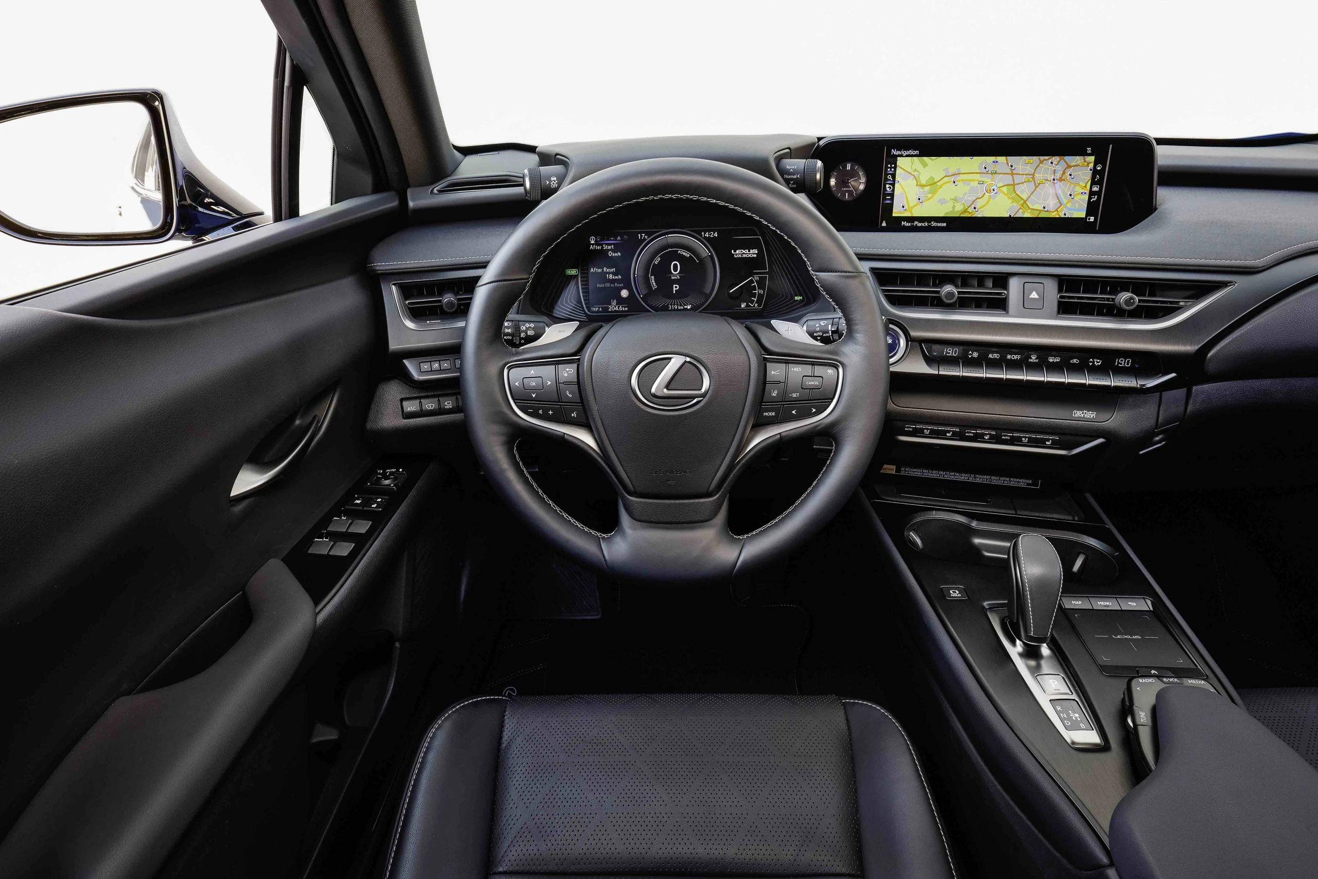 1.7 milijono savaime įsikraunančių hibridinių automobilių padėjo sukurti pirmąjį visiškai elektrinį „Lexus“: UX 300e