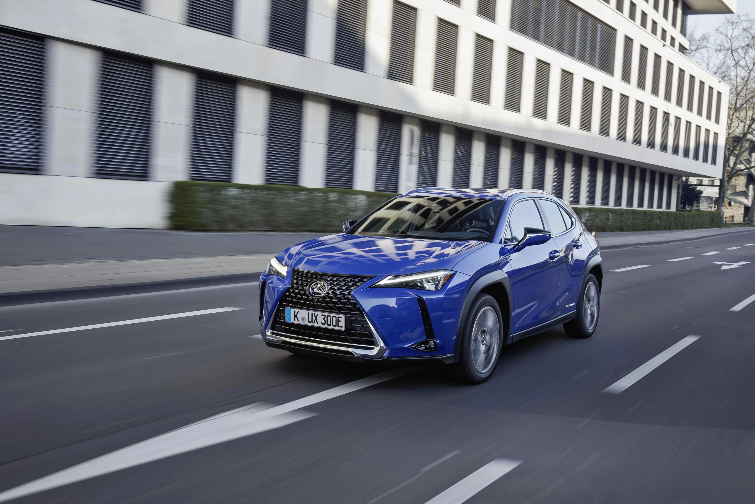 1.7 milijono savaime įsikraunančių hibridinių automobilių padėjo sukurti pirmąjį visiškai elektrinį „Lexus“: UX 300e
