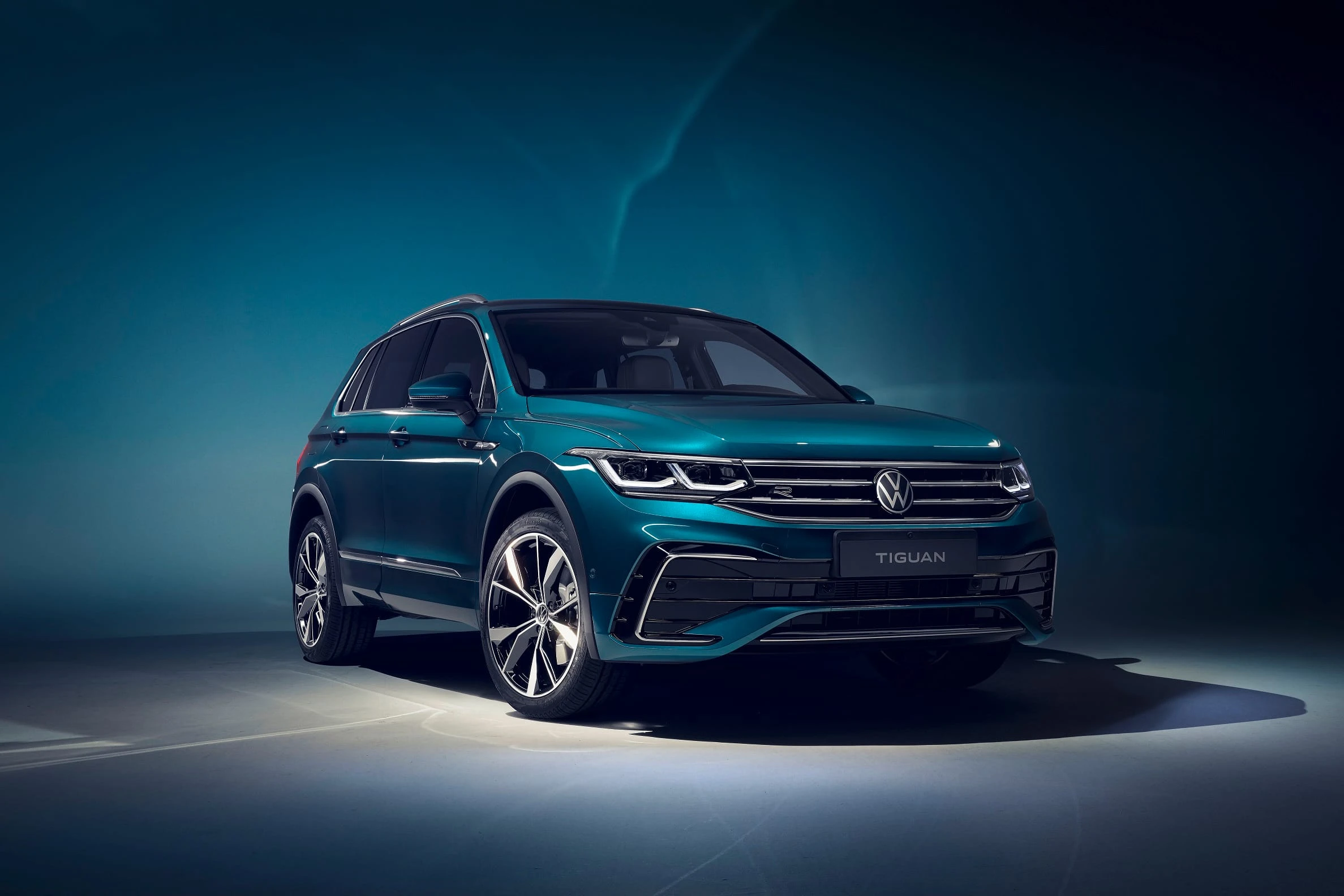 Atnaujintas populiariausias „Volkswagen“ Baltijos šalyse – „Tiguan“: gama pasipildė ir iš tinklo kraunama, ir R versija